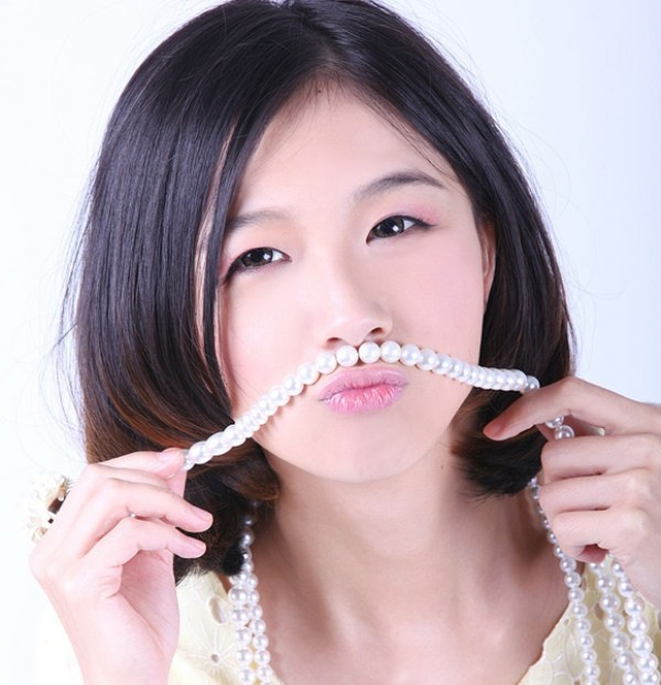 Dương Dương từng là sinh viên thiết kế tại Học viện Hàng không vũ trụ Trùng Khánh. Do gia cảnh khó khăn, cô xin nghỉ học để đi làm vào năm 2011. Nhờ vẻ ngoài ưa nhìn và cách phục vụ tận tình của Dương Dương, cửa hàng chè luôn đông khách. Hiện hot girl đá bào có cả fanpage với rất nhiều người theo dõi. Cô được mời dự chương trình giải trí Day Day Up. Ước mơ của cô là mở được một chuỗi cửa hàng đá bào.