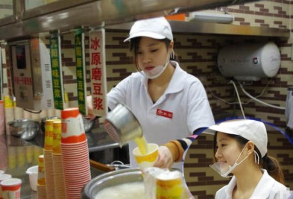 Hot girl sữa đậu nành: Căng tin đại học khoa học và kỹ thuật Hoa Trung luôn đông khách. Các chàng trai thường xếp hàng dài vào giờ giải lao do sự hiện diện của nữ nhân viên bán sữa đậu nành sinh năm 1990, đến từ Hồ Bắc. Cô cao 1,6 m, gương mặt thanh tú và làn da trắng, thường được biết đến với tên gọi hot girl sữa đậu nành hay cô gái có vẻ đẹp làm từ sữa.