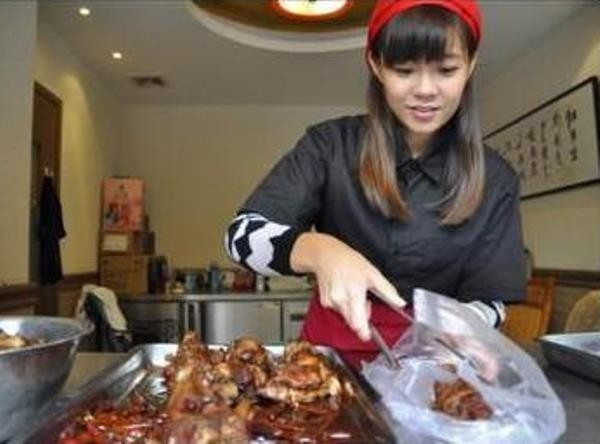 Hot girl chân giò lợn: Lipei Yu, 22 tuổi, vừa tốt nghiệp ĐH Kỹ thuật Tây An chuyên ngành nghệ thuật và thiết kế, đã thực sự gây chú ý những ngày gần đây. Nhờ có vẻ đẹp thuần khiết, dịu dàng, Lipei nhanh chóng "lọt vào mắt xanh" của truyền thông và trở nên nổi tiếng. Cửa hàng bán chân giò, thịt lợn của cô cũng vì thế mà đông khách.