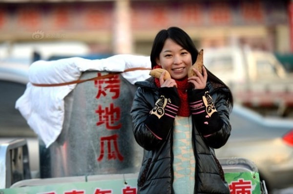 Hot girl bán khoai: Câu chuyện về một cô gái hàng ngày bán khoai giữa trời đông giá rét để kiếm tiền chữa bệnh cho anh trai đã thực sự khiến mọi người cảm động. Cô gái này có tên Jinan, 22 tuổi, sống tại Tế Nam, Sơn Đông (Trung Quốc). Với khuôn mặt xinh xắn, nghĩa cử cao đẹp, cô gái bán hàng rong nhanh chóng được gọi là hot girl bán khoai và trở thành một tấm gương sáng cho các bạn trẻ noi theo.