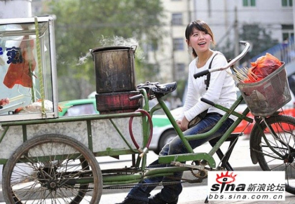 Hot girl kẹo hồ lô: Theo Sina, dù mới bắt đầu kinh doanh chưa đầy 1 năm, song Kang Xiao Han đã nhanh chóng đắt hàng và nổi tiếng trên mạng.