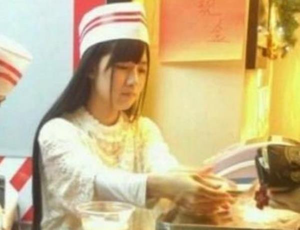Hot girl kẹo ngọt: Sở dĩ có tên gọi này vì nhân vật chính trong ảnh có vẻ ngoài dễ thương, ngọt ngào. Theo China News, cô gái này có tên thật là Xu Siqiong, hiện mở bán các món tráng miệng tại căng tin ĐH Cát Lâm.