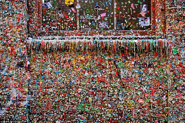 2. Tường bã kẹo cao su, Seattle, Mỹ: Từ những năm 1990, du khách bắt đầu dính bã kẹo cao su lên tường trong lúc xếp hàng ở chợ nông sản tại Seattle, kết quả là một bức tường rực rỡ sắc màu và có phần kinh dị.