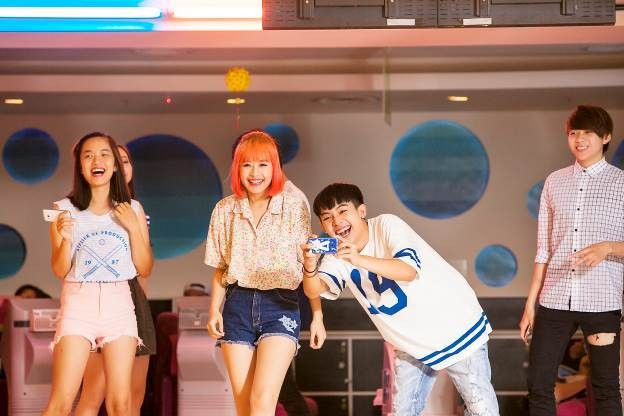 Chi Pu mở màn trò bowling không được may mắn.