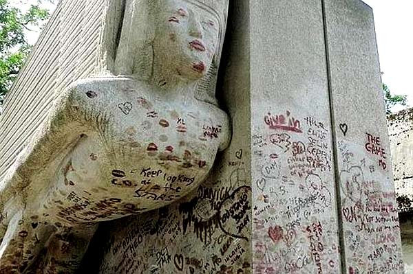 3. Mộ Oscar Wilde, Paris, Pháp: Đây là minh chứng cho tình yêu và sự kính trọng của những người yêu sách trên khắp thế giới: mộ của nhà văn nổi tiếng Oscar Wilde ở nghĩa trang Pere-Lachaise, Paris, in đầy dấu son môi của các du khách.
