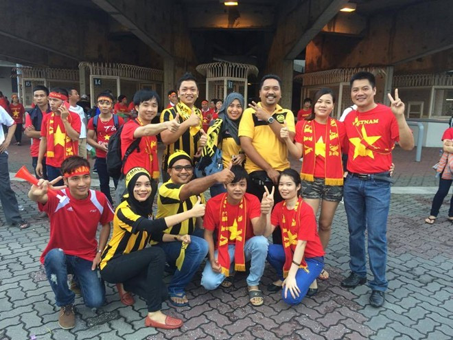 Một fan Malaysia có tên Matkovic Makarov đăng tấm ảnh chụp chung giữa CĐV hai đội trước trận đấu, kèm theo lời xin lỗi.