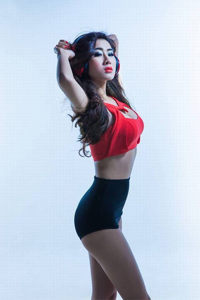 “Oxy nghĩ mình rất ổn, từ sắc đẹp cho đến công việc hiện tại. Về sắc đẹp thì Oxy tự tin nói, mình đang sở hữu tất cả các nét đẹp không qua dao kéo: Làn da trắng, ba vòng cân đối, gương mặt thanh thoát và khá hài hòa”, cô chia sẻ. Đẹp không nhờ dao kéo là niềm tự hào không nhỏ của cô.