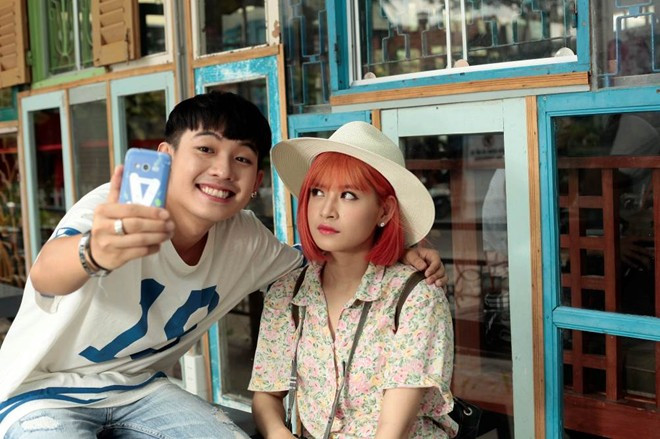 10 giờ Phở đặc biệt mới tới nơi. Anh chàng hớn hở chụp ảnh cùng cô bạn thân, trong khi Chi Pu ra mặt giận dỗi.