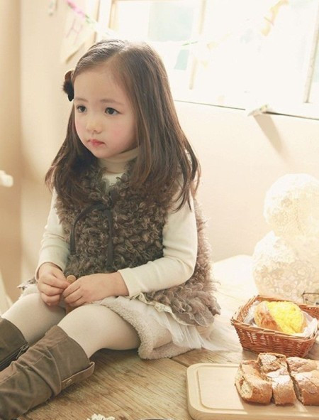 Cô bé là con lai người Hàn Quốc - Tây Ban Nha. Sở hữu gương mặt tròn, bầu bĩnh, đôi mắt to tròn thoáng buồn và đôi môi chúm chím đáng yêu, Maia trở thành cái tên được rất nhiều thương hiệu thời trang tìm kiếm.