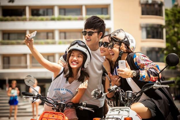 Cả nhóm bắt đầu cuộc hành trình khám phá những điểm đến thú vị trong thành phố.