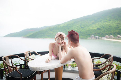 Năm ấy, Thu Dung trở thành "hướng dẫn viên du lịch" cho chàng Việt kiều không rành tiếng Việt, mù mờ đường sá. Và tình yêu đến với họ một cách tự nhiên. Nhờ yêu Dung mà tiếng Việt của Thịnh ngày một khá. Anh cứ đi về giữa Mỹ và Việt Nam.