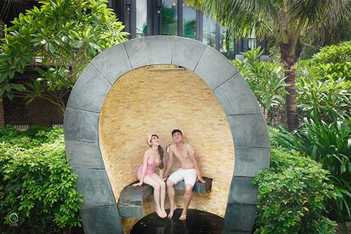 Thu Dung chia sẻ, cô rất kỳ công khi chuẩn bị cho bộ ảnh này: đi khắp nơi tìm mua phụ kiện, thậm chí còn nhờ Thịnh mua ở Mỹ, rồi cả hai lại sang tận Thái Lan tìm.