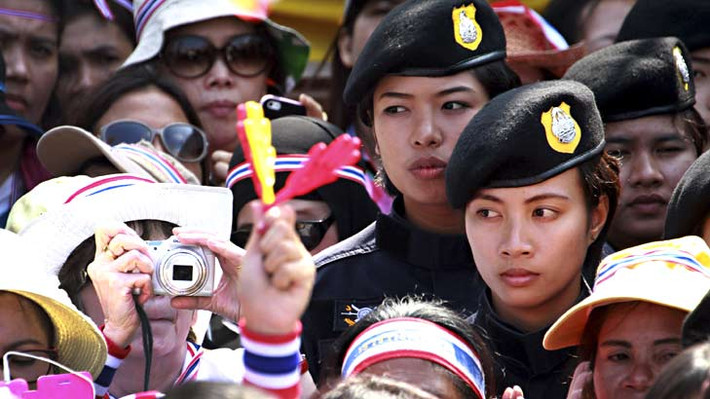 Hai nữ sĩ quan nổi bật giữa hàng ngàn người biểu tình với mục tiêu yêu cầu bà Yingluck từ chức.