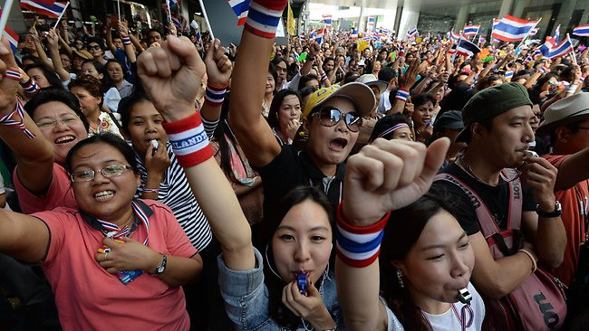 Trong một cuộc biểu tình tuần hành ở Bangkok, hình ảnh hai cô gái xinh đẹp vô tình lọt vào ống kính phóng viên.