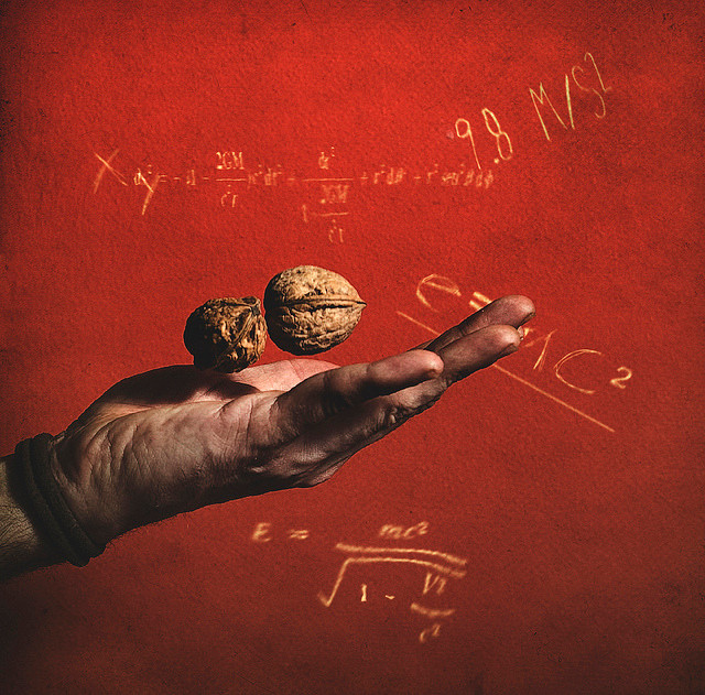 Luật Hấp dẫn của Bhaskaracharya. Bạn có biết rằng, 1.200 năm trước khi Isaac Newton phát minh ra Định luật Vạn vật hấp dẫn, nhà thiên văn học Hindu nổi tiếng Bhaskaracharya trong tác phẩm Surya Siddhanta của mình, đã viết :"Mọi vật rơi xuống đất nhờ vào lực hấp của trái đất. Do vậy, Trái đất, các hành tinh, chòm sao, Mặt trăng, Mặt trời được tập hợp theo qũy đạo là nhờ có lực hấp dẫn thu hút chúng."