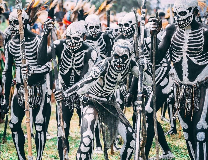 Sống ở vùng núi hẻo lánh xa xôi của quốc gia Papua New Guinea, bộ lạc Chimbu bao đời nay vẫn lưu giữ truyền thống độc đáo, hiếm có trên thế giới. Người dân sống tại đây chủ yếu nói tiếng Kuman, một trong hơn 800 ngôn ngữ của đất nước này. Ảnh: Reddit.