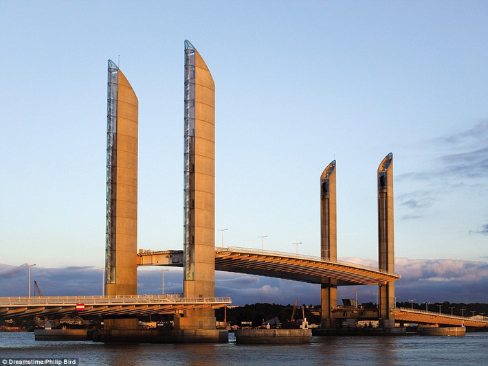 2. Pont Jacque Chaban-Delmas - Pháp: Cầu máy đứng dài nhất châu Âu - Pont Jacque Chaban-Delmas ở Bordeaux, Pháp được thông xe vào năm 2013. Cây cầu được xây dựng cho phép các tàu lớn đi qua sông Garonne. Trọng lượng nâng của cầu là 2.600 tấn tương đương với 4 tòa tháp.
