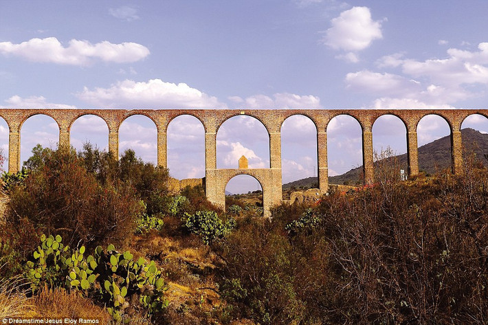 6. Padre Tembleque - Mexico: Là cây cầu dẫn nước nổi tiếng của Mexico được xây dựng từ năm 1555 đến năm 1572. Cây cầu có 68 vòm, với chiều cao là 34 m. Cây cầu được xây bằng gạch, mang nét kiến trúc đặc trưng của châu Âu.