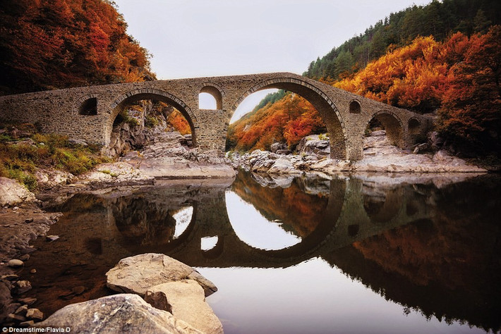 7. Dyavolski Most (Devil's Bridge) - Bulgari: Cây cầu thuộc Ardino, Bulgari, là một trong nhiều cây cầu đại diện cho kĩ thuật xây dựng của người Ottoman. Được xây dựng từ giữa năm 1515 đến năm 1518, cây cầu băng qua sông Arda.
