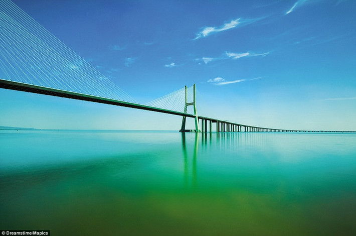1. Ponte Vasco da Gama - Bồ Đào Nha: Cây cầu dài nhất châu Âu này băng qua cửa sông Tagus để qua Lisbon. Nhịp chính dây văng là 420 m toàn bộ chiều dài cây cầu là hơn 11 km. Cây cầu được thiết kế có thể chịu được một trận động đất lớn và có tuổi thọ khoảng 120 năm.
