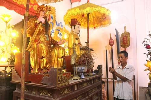 Theo sách “Giai thoại Lịch sử Việt Nam", bảng nhãn Lương Đắc Bằng là thầy giáo nổi tiếng thời Hậu Lê. Ông chính là thầy của Trạng Trình Nguyễn Bỉnh Khiêm. Sách "Những người thầy trong sử Việt" chép rằng Lê Uy Mục lên ngôi năm 1509, làm nhiều điều bạo ngược, lòng dân oan thán. Thầy Lương Đắc Bằng đã viết hịch kêu gọi trung thần lật đổ ông vua bạo ngược.