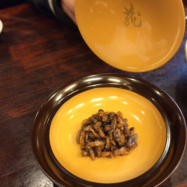 Hachinoko (Nhật Bản): Hachinoko là món khai vị đặc biệt bổ dưỡng của người Nhật. Món ăn được chế biến từ ấu trùng ong mật và ong vò vẽ, có vị ngọt thanh. Ấu trùng ong được đảo đều cùng nước tương đậu nành và đường đến khi khô quánh, giòn. Nếu có dịp đến thăm đất nước Mặt Trời mọc, bạn đừng quên thưởng thức món ăn độc đáo này. Ảnh: Nosolosushi.