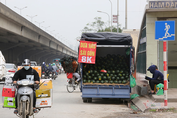Một xe tải chất đầy dưa đỗ ngay vệ đường Nguyễn Xiển, bán dưa Sài Gòn với giá chỉ 8.000 đồng/kg.
