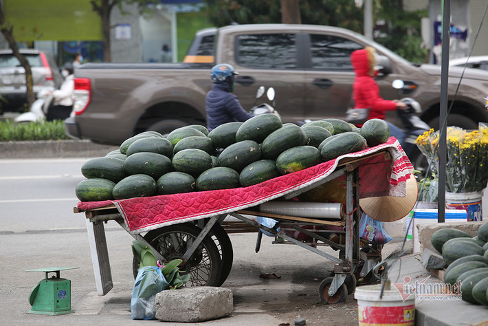 Những ngày này, xe hàng rong cũng tranh thủ bán dưa hấu.