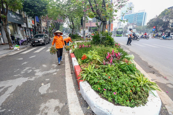 br/> Công nhân gấp rút chỉnh trang tại khu vực vườn hoa Cửa Nam.