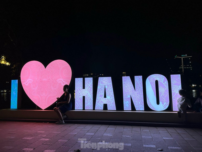 br/> Về đêm tối, cụm logo được bật sáng nổi những họa tiết trên khối thu hút người xem.