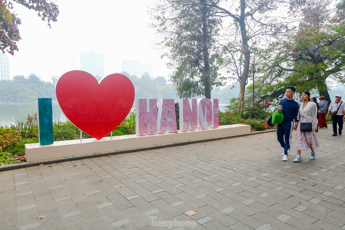 Để chào mừng năm mới 2024, quận Hoàn Kiếm đã thực hiện phương án chỉnh trang, các vườn hoa trên địa bàn, cùng với đó là 3 mô hình chào năm mới xung quanh hồ Hoàn Kiếm (quận Hoàn Kiếm, Hà Nội).