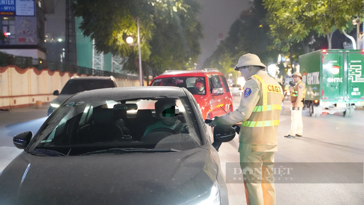 Tổ công tác đặc biệt gồm 30 cảnh sát thuộc các lực lượng. Trong đêm, lực lượng chức năng đã kiểm tra hàng trăm phương tiện ô tô và xe máy, đảm bảo trật tự an toàn giao thông xuyên suốt dịp nghỉ lễ.
