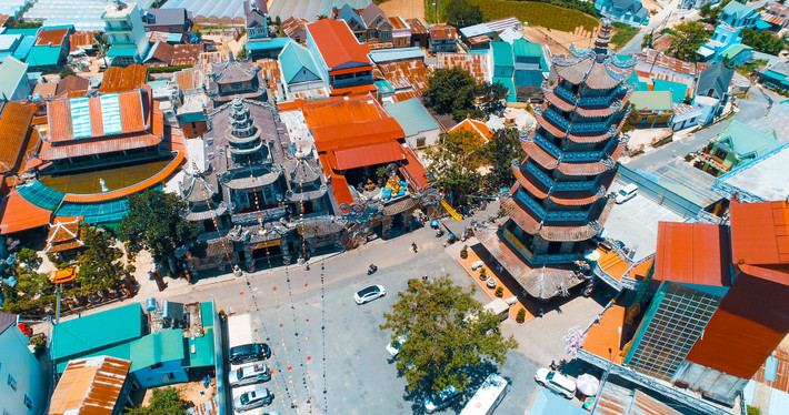 Chùa Linh Phước cách trung tâm Đà Lạt (Lâm Đồng) khoảng 8 km. Chùa còn có tên Ve Chai bởi các công trình trong khuôn viên đều được khảm bằng những mảnh chai, sành, sứ đầy màu sắc và có họa tiết độc đáo. Trước sân chùa là toà Linh Tháp có độ cao 37 m, gồm 7 tầng. Đây cũng là tháp chuông cao nhất ở Việt Nam. Ảnh: Nguyễn Ngọc Hùng.
