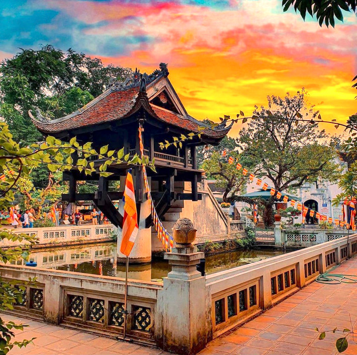 Chùa Một Cột, tên chữ là Diên Hựu, được xây dựng từ năm 1049 (dưới thời vua Lý Thái Tông). Ngôi chùa có kiến trúc độc đáo như một đóa sen dưới nước mọc lên. Ngày 10/10/2012, chùa Một Cột đã đón nhận kỷ lục “Ngôi chùa có kiến trúc độc đáo nhất châu Á” do Tổ chức kỷ lục châu Á trao tặng tại Faridabad (Ấn Độ). Ảnh: Nomadicsocialclub.