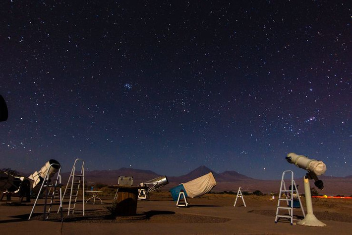 Nơi quan sát bầu trời đêm rõ nhất: Đối với người thích ngắm sao, sa mạc Atacama là một trong những nơi tốt nhất để quan sát bầu trời đêm. Mỗi năm, nơi đây có hơn 300 đêm bầu trời quang đãng. Sa mạc cũng là nơi đặt một trong những kính viễn vọng lớn nhất thế giới. Độ cao và diện tích rộng lớn tạo điều kiện thuận lợi cho việc ngắm sao.