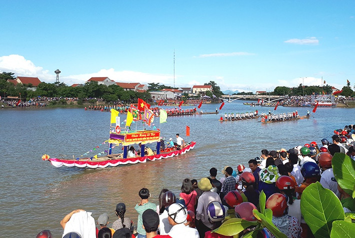 Dòng Kiến Giang nổi tiếng chảy qua huyện Lệ Thủy, tỉnh Quảng Bình, quê hương của đại tướng Võ Nguyên Giáp. Đây là con sông đã chứng kiến sự ra đời của rất nhiều nhân tài đất Việt.