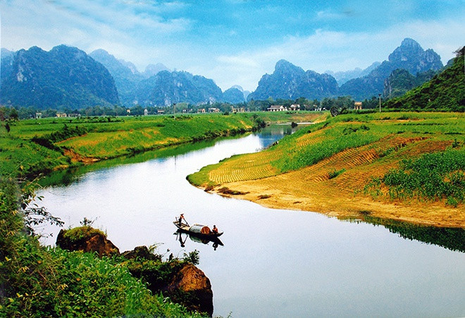 Theo Cổng thông tin điện tử Quảng Bình, với tổng số 300 hang động đã được phát hiện và còn hàng trăm hang động khác chưa được khám phá, Quảng Bình có số lượng hang động nhiều nhất Việt Nam.