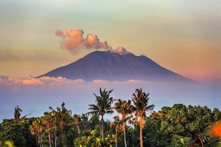 Nằm trên vành đai lửa Thái Bình Dương, Indonesia là nơi có rất nhiều núi lửa. Ước tính, đất nước này có 150 núi lửa. Nhiều khu vực, núi lửa đã trở thành các điểm du lịch như núi Bromo, Đông Java, Tangkuban Perahu hoặc Tây Java.