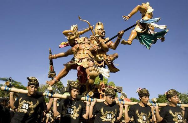 Indonesia có trên 700 ngôn ngữ bản địa. Nhiều người Indonesia sử dụng song ngữ, họ vừa nói ngôn ngữ bản địa ở nhà và ngôn ngữ quốc gia tại nơi làm việc hay trường học.
