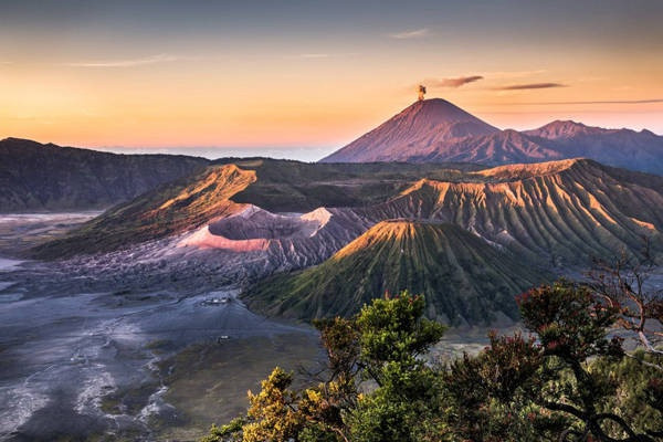Indonesia còn có biệt danh là đất nước vạn đảo. Quốc gia này gồm hơn 17 nghìn hòn đảo khác nhau. Indonesia là nước có nhiều đảo nhất ở Đông Nam Á.