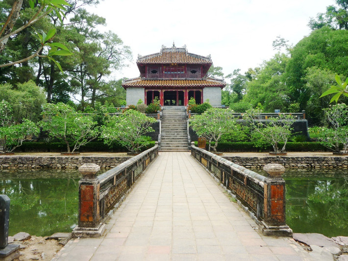 Sau 20 năm làm vua Đại Nam, vua Minh Mạng qua đời năm 1840, ông được an táng tại Hiếu Lăng (Lăng Minh Mạng), nằm trên núi Cẩm Khê, gần ngã ba Bằng Lãng cách kinh thành Huế khoảng 12 km. Các nhà sử học ngày nay đều đánh giá Minh Mạng là ông vua giỏi, chuyên tâm trị nước.