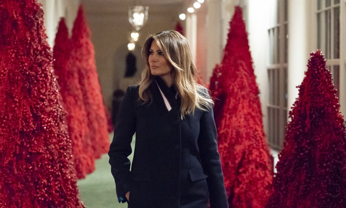 Video trang trí Giáng sinh năm 2018 không có cảnh bà Melania vào bếp. Nhưng thay vào đó, đệ nhất phu nhân vẫn tự kiểm tra khu vực đặt cây thông Noel. Thay vì tự tay treo đồ trang trí như năm 2017, bà chỉ kiểm tra những thứ đã được trang hoàng xong xuôi.