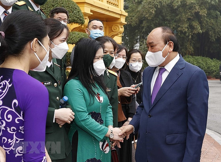 Chủ tịch nước Nguyễn Xuân Phúc gặp mặt thân mật Đoàn đại biểu cán bộ y tế tiêu biểu toàn quốc.