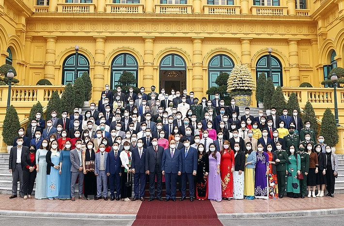 Chủ tịch nước Nguyễn Xuân Phúc chụp ảnh chung với các đại biểu.