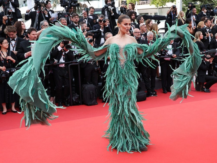 Buổi chiếu mở màn Jeanne du Barry có Fagun Thakrar, Farhana Bodi, Sara Sampaio và nhiều ngôi sao lăng xê trang phục đính lông. Tuy nhiên, do cách xử lý thiếu mềm mại và xếp nếp chi tiết lông vũ cẩu thả, diễn viên người Nga Victoria Bonya không được đánh giá cao. Ảnh: Insider.