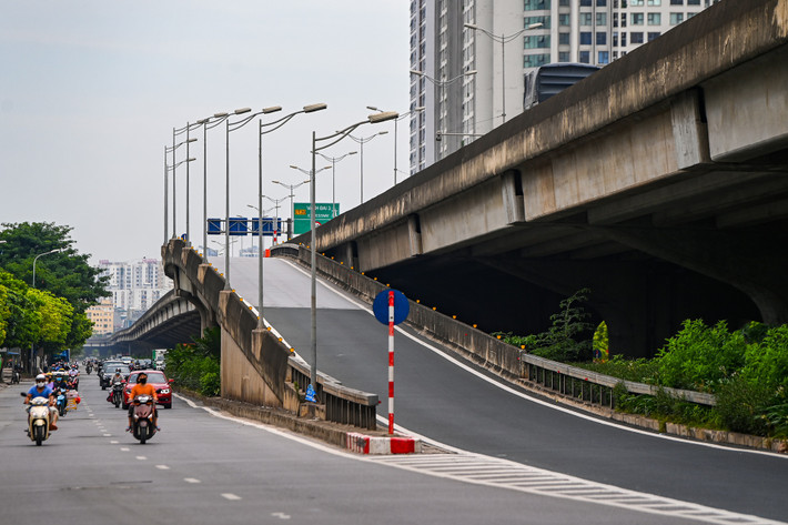 Lối lên xuống đường trên cao tại ngã 4 Nguyễn Xiển- Nguyễn Trãi không còn hình ảnh ôtô dàn hàng ngang chờ lưu thông như trước.