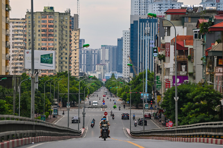 Cầu vượt Nguyễn Chánh trong khung giờ cao điểm buổi chiều. Vào ngày tròn một tuần áp dụng Chỉ thị 17, nơi này có lượng xe cộ thưa thớt qua lại.