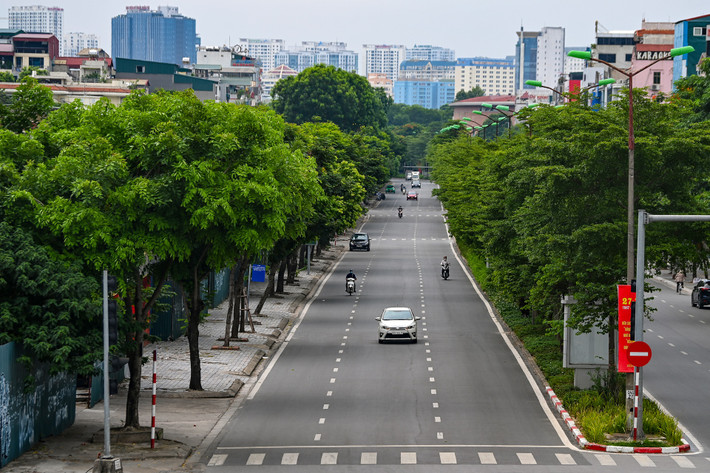 Từ 6h sáng ngày 24/7, Hà Nội thực hiện cách ly toàn xã hội 15 ngày theo Chỉ thị 17 của UBND TP (trên Chỉ thị 16 của Thủ tướng). Các con đường ngày thường thường xuyên ùn tắc hoặc tấp nập người qua lại thì nay vắng vẻ lạ thường.