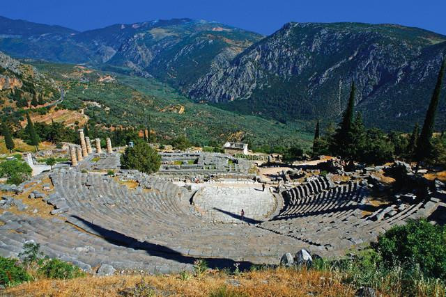 Theo thần thoại Hy Lạp, 12 vị thần được nêu tên trên đỉnh Olympus này là Zeus, Hera (nữ thần hôn nhân và gia đình), Poseidon (thần biển), Demeter (nữ thần sinh sản), Athena (thần trí tuệ), Hestia (nữ thần lửa và gia đình), Apollo (thần ánh sáng), Artemis (nữ thần săn bắn), Ares (thần chiến tranh), Aphrodite (thần tình yêu), Hephaestus (thần thợ rèn) và Hermes (người đưa tin cho các thần). Sau này, Dionysus (thần rượu, tiệc tùng và hoan lạc) thế chỗ cho Hestia. Thành phố Athens được đặt theo tên của thần Athena.