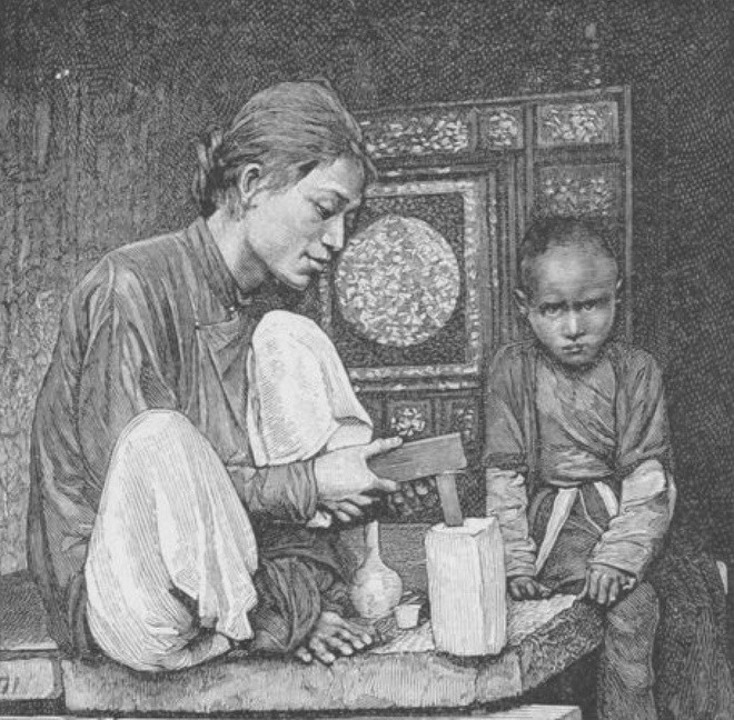 br/> Charles-Édouard Hocquard là bác sĩ quân y tham gia chiến dịch của Pháp ở Việt Nam. Ông có mặt ở Việt Nam trong khoảng 26 tháng. Với tinh thần phiêu lưu, ông viết lại những điều mắt thấy, tai nghe, chụp lại những bức ảnh và sưu tầm tranh khắc về cuộc sống ở Việt Nam trong thời gian ở đây (1884-1886). Bức ảnh trên mô tả thợ khảm chỉnh lại giũa ở khu phố của Hà Nội.